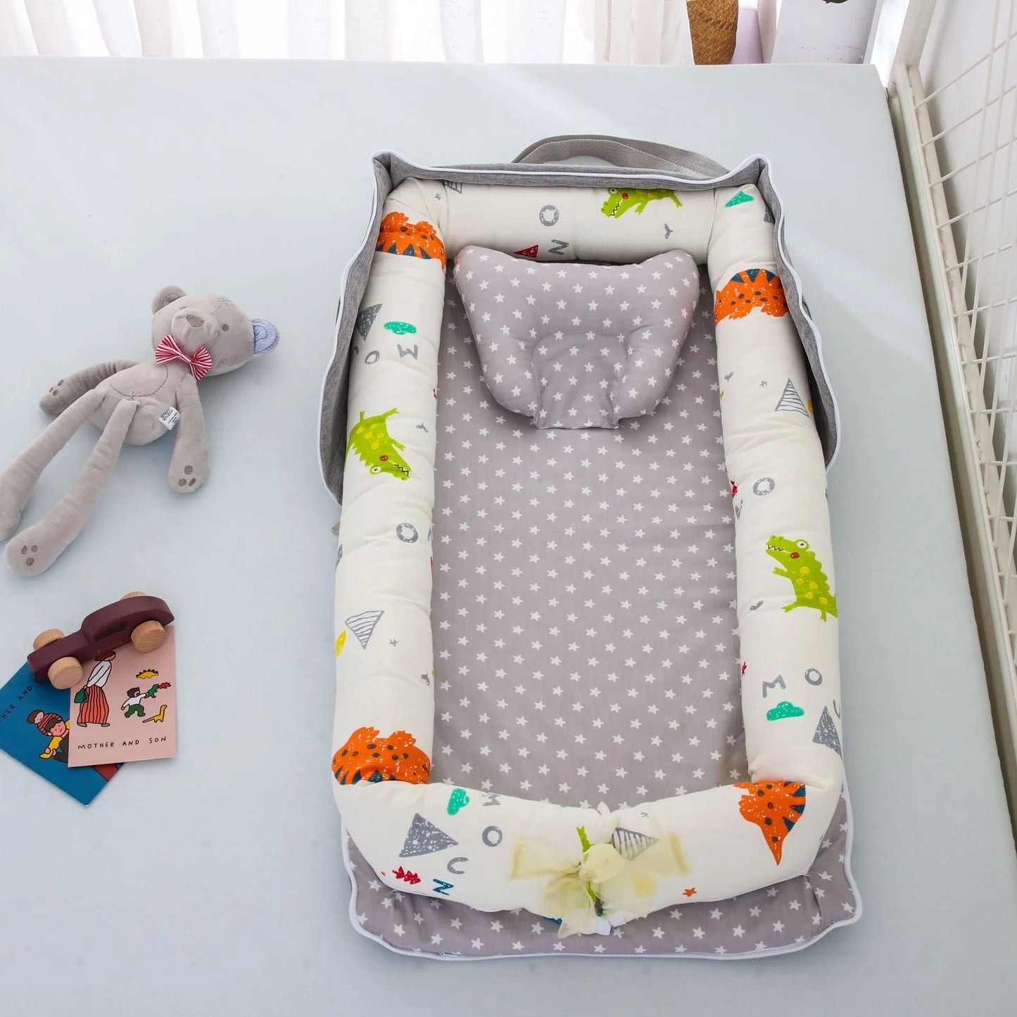 Foldable baby bed,