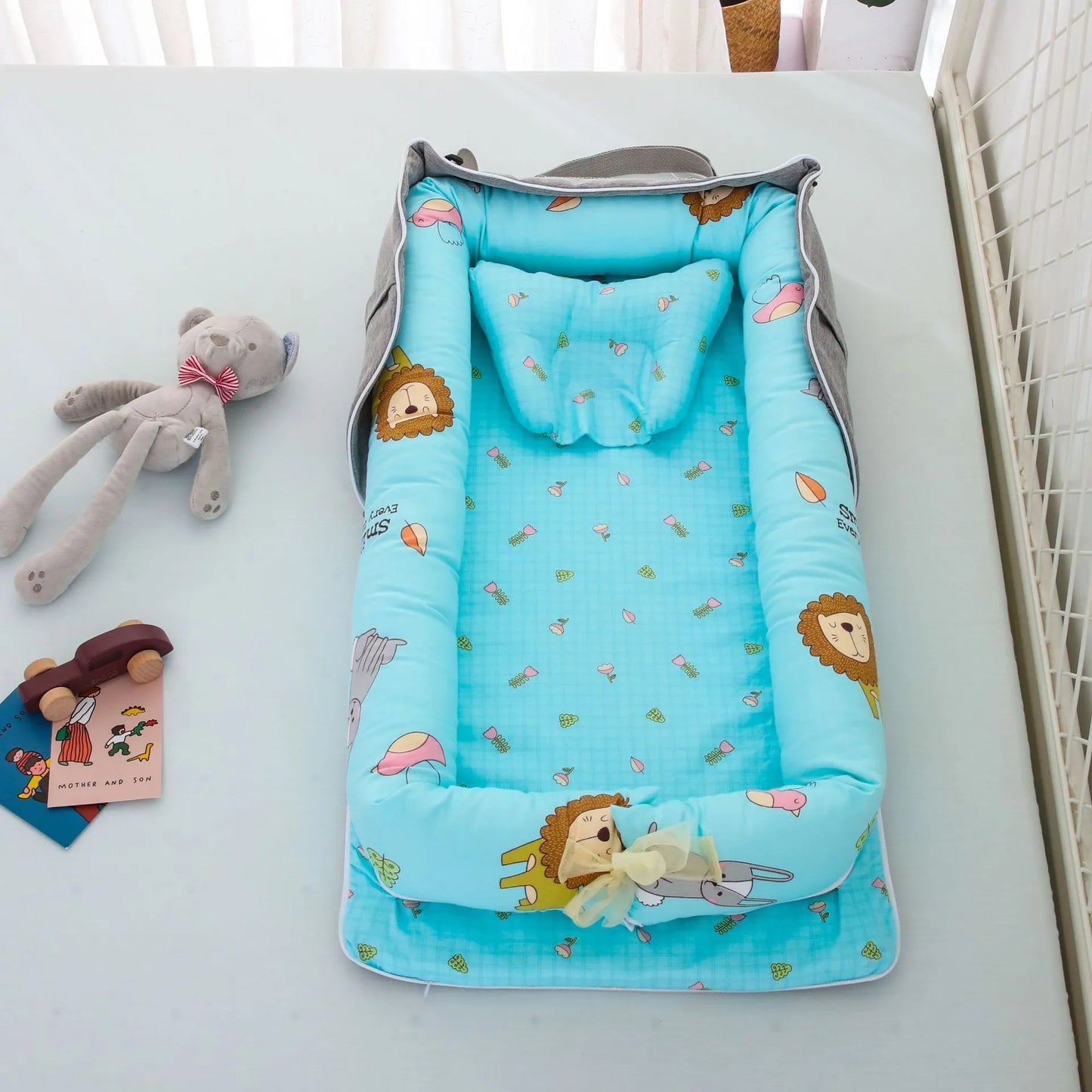 Foldable baby bed,