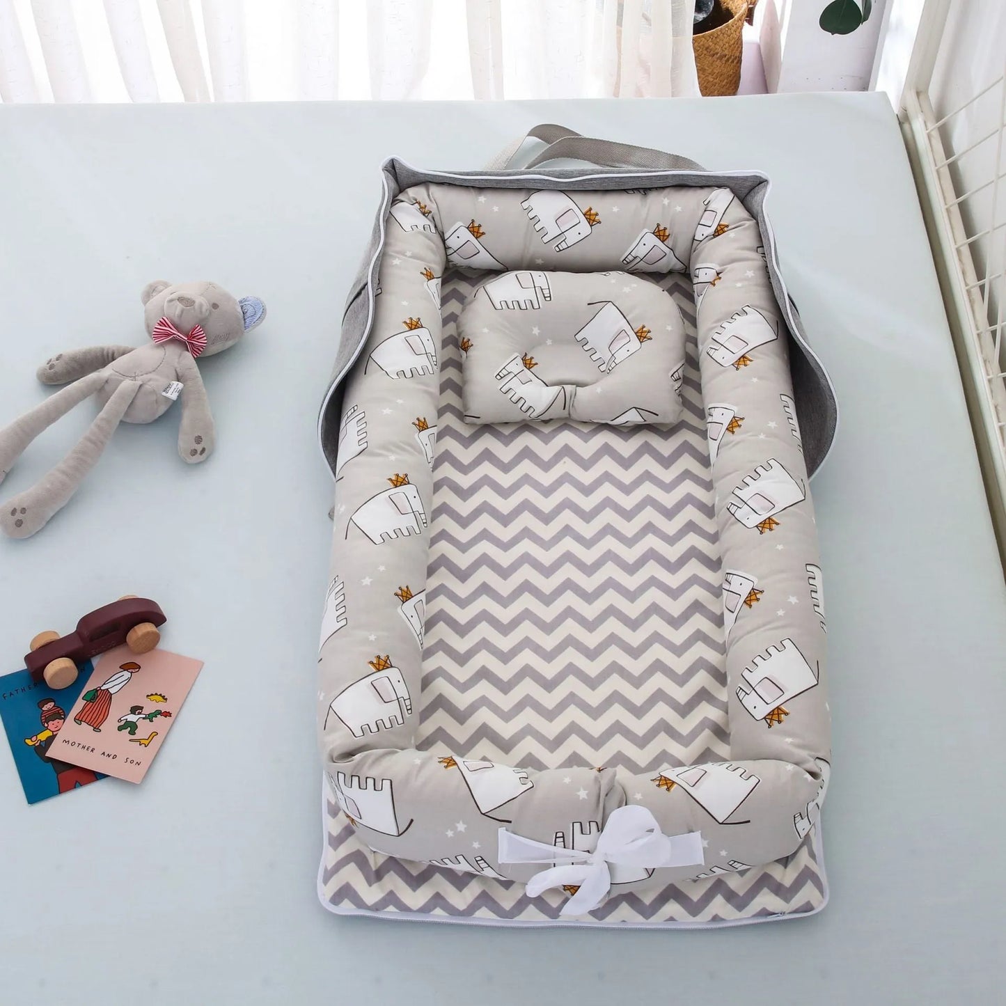 Foldable baby bed,