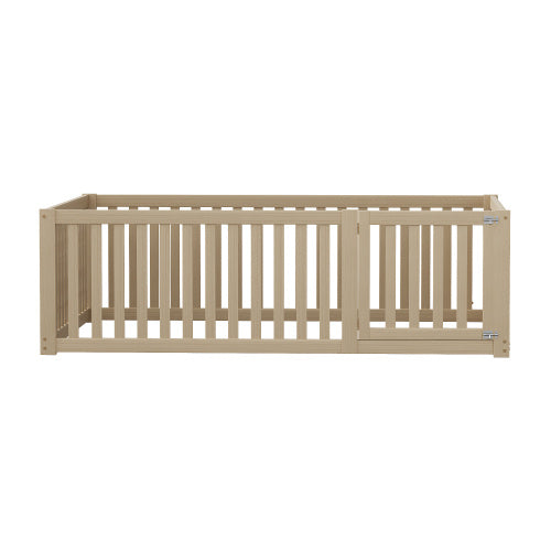 Kinderbett 140 X 200 Holzboden Bettrahmen Mit Zaun Und Tur Holzfarbe - Enfance-Heureuse