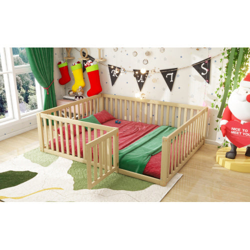 Kinderbett 140 X 200 Holzboden Bettrahmen Mit Zaun Und Tur Holzfarbe - Enfance-Heureuse